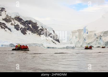 Escursione in barca Zodiac nella Baia di Wilhelmina, Antartide, per vedere la superficie ghiacciata del ghiacciaio e la fauna selvatica. Foto Stock