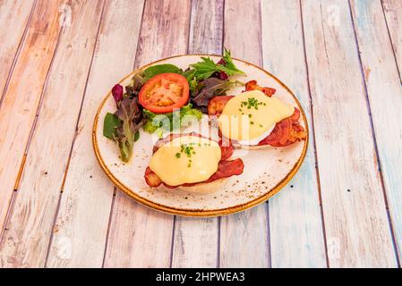 Uova Benedetto, consiste di due metà di un muffin inglese, toast o altri tipi di pane, di solito condito con prosciutto cotto, pancetta o pastrami, in camicia Foto Stock