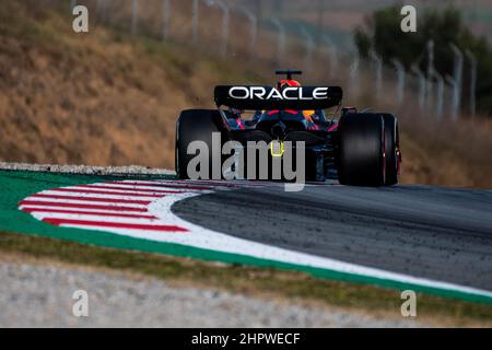 Barcellona/Spagna - 23/02/2022 - campione del mondo #1 Max Verstappen nella sua Oracle Red Bull Racing RB18 durante la prima giornata di test pre-stagione per la Foto Stock