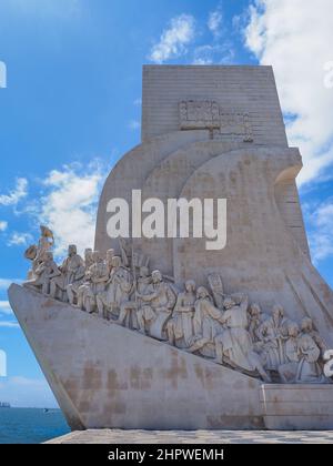 Lungomare di Belem, con alto monumento in cemento delle scoperte o Padrão dos Descobrimentos per gli esploratori del Portogallo. Vista laterale Foto Stock