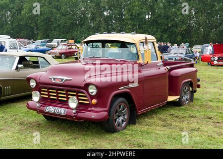 Westbury, Wiltshire, Regno Unito - Settembre 5 2021: Un veicolo Pick Up Chevrolet Apache 1955 al White Horse Classic and Vintage Vehicle Show 2021 Foto Stock