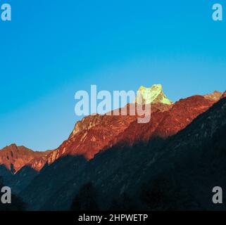 Silhouette del monte Machapuchare, zona Annapurna, vista mattutina, Nepal Foto Stock