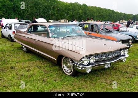 Westbury, Wiltshire, Regno Unito - Settembre 5 2021: A 1961 Cadillac 4-Door 6 Window Hardtop Sedan De Ville al White Horse Classic Car Show Foto Stock