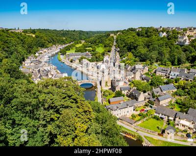 Vista panoramica della città medievale di Dinan attraversata dal fiume Rance, dipartimento Cotes d'Armor, Bretagna, Francia Foto Stock