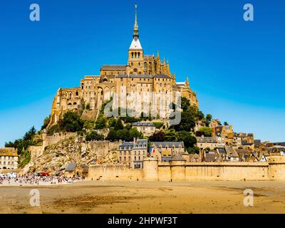 Le Mont Saint Michel, vista mozzafiato della famosa abbazia durante la bassa marea in una giornata di sole luminoso, Normandia, Francia settentrionale Foto Stock