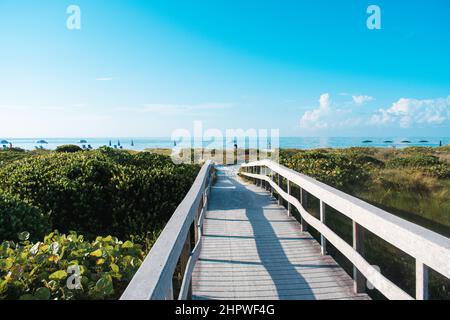 Foto della passeggiata in legno di Sanibel Island per la spiaggia Foto Stock