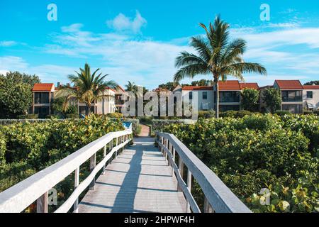 Foto della passeggiata in legno di Sanibel Island per la spiaggia Foto Stock