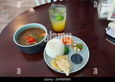 Zuppa di coda di bue, SOP Buntut al Malacca Toast Cafe, Jakarta, Indonesia Foto Stock