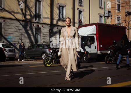 Milano, Italia. 23rd Feb 2022. Leonie Hanne arriva alla sfilata di moda Fendi durante la settimana della moda di Milano Autunno/Inverno 2022/2023 il 23 febbraio 2022 a Milano. Credit: Independent Photo Agency/Alamy Live News Foto Stock