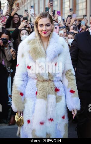 Milano, Italia. 23rd Feb 2022. Chiara Ferragni arriva alla sfilata di moda Fendi durante la settimana della moda di Milano Autunno/Inverno 2022/2023 il 23 febbraio 2022 a Milano. Credit: Independent Photo Agency/Alamy Live News Foto Stock