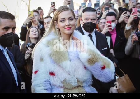 Milano, Italia. 23rd Feb 2022. Chiara Ferragni arriva alla sfilata di moda Fendi durante la settimana della moda di Milano Autunno/Inverno 2022/2023 il 23 febbraio 2022 a Milano. Credit: Independent Photo Agency/Alamy Live News Foto Stock