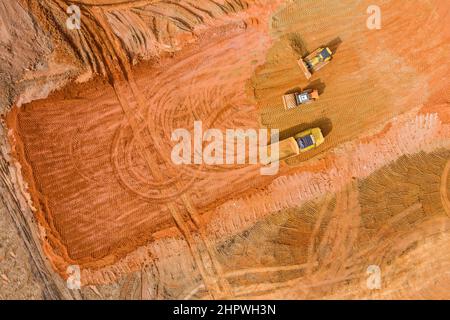 Livellatrice da cantiere macchina industriale per la costruzione di una nuova costruzione di un motorgrader nel processo di livellamento Foto Stock