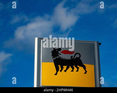 Paphos, Cipro. 20th Feb 2022. Logo Eni visto all'esterno di una stazione di servizio a Paphos. (Foto di Igor Golovniov/SOPA Images/Sipa USA) Credit: Sipa USA/Alamy Live News Foto Stock