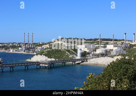 Marsaxlokk, Malta. 23rd Feb 2022. La foto scattata il 23 febbraio 2022 mostra una vista della centrale elettrica di Delimara a Marsaxlokk, Malta sud-orientale. La centrale elettrica di Delimara 3 (D3), controllata e gestita dalla Shanghai Electric Power (Malta) Holding Co., Ltd. (SEP), ha svolto un ruolo importante nell'approvvigionamento energetico di Malta, nonché nella riduzione delle emissioni e nel miglioramento della qualità dell'aria nelle aree circostanti la centrale. La stazione del D3 è stata trasformata da una centrale elettrica pesante alimentata a petrolio in una a gas dal SETTEMBRE. Credit: Chen Wenxian/Xinhua/Alamy Live News Foto Stock