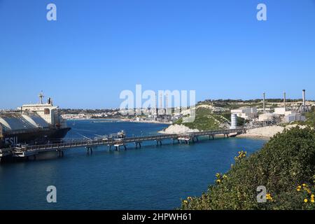 Marsaxlokk, Malta. 23rd Feb 2022. La foto scattata il 23 febbraio 2022 mostra una vista della centrale elettrica di Delimara a Marsaxlokk, Malta sud-orientale. La centrale elettrica di Delimara 3 (D3), controllata e gestita dalla Shanghai Electric Power (Malta) Holding Co., Ltd. (SEP), ha svolto un ruolo importante nell'approvvigionamento energetico di Malta, nonché nella riduzione delle emissioni e nel miglioramento della qualità dell'aria nelle aree circostanti la centrale. La stazione del D3 è stata trasformata da una centrale elettrica pesante alimentata a petrolio in una a gas dal SETTEMBRE. Credit: Chen Wenxian/Xinhua/Alamy Live News Foto Stock