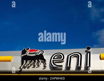 Paphos, Cipro. 20th Feb 2022. Logo Eni visto all'esterno di una stazione di servizio a Paphos. (Foto di Igor Golovniov/SOPA Images/Sipa USA) Credit: Sipa USA/Alamy Live News Foto Stock