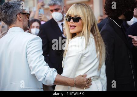 Milano, Italia, 23 febbraio 2022, Rita ora arriva alla sfilata di moda di Fendi durante la settimana della moda di Milano Autunno/Inverno 2022/2023 il 23 febbraio 2022 a Milano. Foto Stock