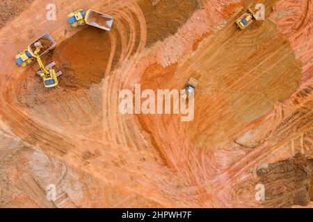 L'escavatore di macchinari per trattori pesanti allinea la terra facendo il paesaggio Foto Stock