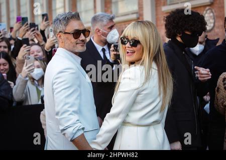 Milano, Italia, 23 febbraio 2022, Rita ora e Taika Waititi in arrivo alla sfilata di moda Fendi durante la settimana della Moda di Milano Autunno/Inverno 2022/2023 il 23 febbraio 2022 a Milano. Foto Stock