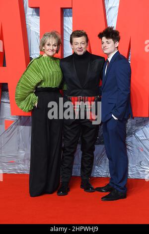 Londra, Regno Unito. 23 febbraio 2022. Lorraine Ashbourne, Andy Serkis e Louis Serkis partecipano alla proiezione speciale del Batman al cinema BFI IMAX di Londra. Data foto: Mercoledì 23 febbraio 2022. Il credito fotografico dovrebbe essere: Matt Crossick/Empics/Alamy Live News Foto Stock