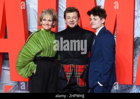 Londra, Regno Unito. 23 febbraio 2022. Lorraine Ashbourne, Andy Serkis e Louis Serkis partecipano alla proiezione speciale del Batman al cinema BFI IMAX di Londra. Data foto: Mercoledì 23 febbraio 2022. Il credito fotografico dovrebbe essere: Matt Crossick/Empics/Alamy Live News Foto Stock