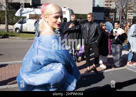 Milano, Italia. 23rd Feb 2022. Veronica Lucchesi conosciuta come la Rappresentante di Lista è visto arrivare al Diesel Fashion Show durante la settimana della Moda di Milano Autunno/Inverno 2022/23 il 23 febbraio 2022 a Milano, Italia. Foto: Cinzia Camela. Credit: Independent Photo Agency/Alamy Live News Foto Stock