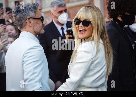 Milano, Italia. 23rd Feb 2022. Rita ora e Taika Waititi arrivano alla sfilata di moda Fendi durante la settimana della moda di Milano Autunno/Inverno 2022/2023 il 23 febbraio 2022 a Milano. Credit: Independent Photo Agency/Alamy Live News Foto Stock