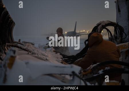 Senior Airman Trent Schroedl, Structural journeyman, e Bryce Schroeder, meccanico di manutenzione dei sistemi strutturali, entrambi assegnati al team di rimozione della neve di Civil Engineering Squadron nel 22nd, hanno sgombro la neve da una spazzaneve di Oshkosh dal 17 febbraio 2022, presso la McConnell Air Force base, Kansas. Il team è composto da Airmen e appaltatori di una serie di posti di lavoro intorno al CES 22nd che si assicurano che le operazioni di McConnell proseguano. (STATI UNITI Air Force foto di Airman Brenden Beezley) Foto Stock