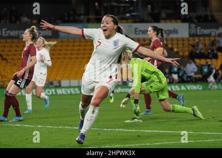 Wolverhampton, Regno Unito. 23rd Feb 2022. Wolverhampton, Inghilterra, febbraio Fran Kirby (7 Inghilterra) festeggia dopo aver segnato il terzo gol dell'Inghilterra durante la partita di calcio di Arnold Clark tra Inghilterra e Germania al Molineux Stadium di Wolverhampton, Inghilterra Natalie Mincher/SPP Credit: SPP Sport Press Photo. /Alamy Live News Foto Stock