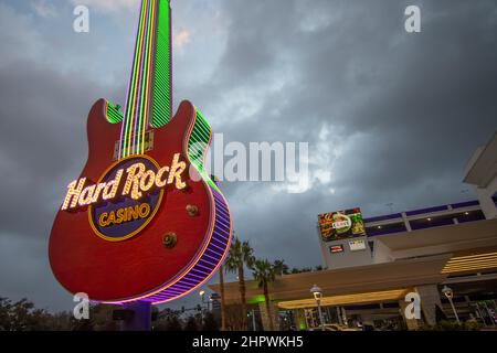 USA Mississippi MS Biloxi Gulf Coast, The Hard Rock Hotel and Casino al tramonto con chitarra al neon Foto Stock