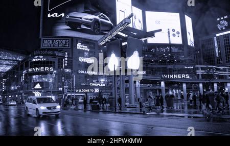 Toronto, Canada - 10 30 2021: Vista notturna piovosa sulla piazza Yonge-Dundas nel centro di Toronto con enormi schermi pubblicitari, insegne, luci Foto Stock