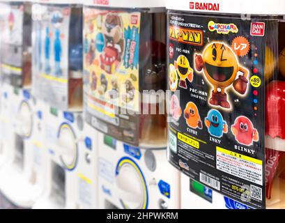 tokyo, giappone - luglio 20 2021: Distributori automatici giapponesi gachapon dedicati al famoso videogioco d'azione paze 80' PAC-Man creato da Namco per arcade Foto Stock