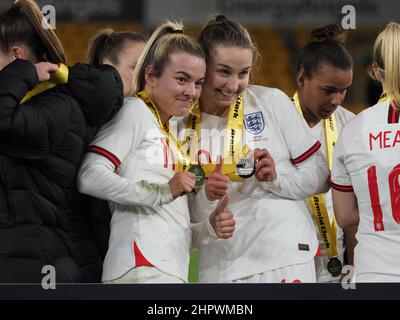 Wolverhampton, Regno Unito. 23rd Feb 2022. Wolverhampton, Inghilterra, febbraio Inghilterra i giocatori festeggiano la vittoria del torneo dopo la partita di calcio di Arnold Clark tra Inghilterra e Germania al Molineux Stadium di Wolverhampton, Inghilterra Natalie Mincher/SPP Credit: SPP Sport Press Photo. /Alamy Live News Foto Stock