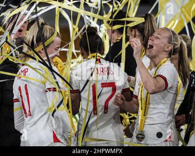 Wolverhampton, Regno Unito. 23rd Feb 2022. Wolverhampton, Inghilterra, febbraio Inghilterra i giocatori festeggiano la vittoria del torneo dopo la partita di calcio di Arnold Clark tra Inghilterra e Germania al Molineux Stadium di Wolverhampton, Inghilterra Natalie Mincher/SPP Credit: SPP Sport Press Photo. /Alamy Live News Foto Stock