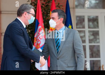 Madrid, spagnolo. 23rd Feb 2022. Madrid, Spagna, 23.02.2022.- il Presidente del Governo, Pedro Sánchez, riceve il Presidente della Repubblica di Serbia, Aleksandar Vucic Credit: Juan Carlos Rojas/dpa/Alamy Live News Foto Stock