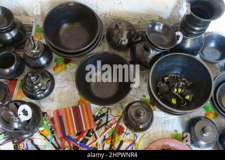 Una collezione di ceramiche nere e altri oggetti disponibili presso un collettivo di ceramiche indigene vicino a Jinotega, Nicaragua, fotografati dall'alto. Foto Stock