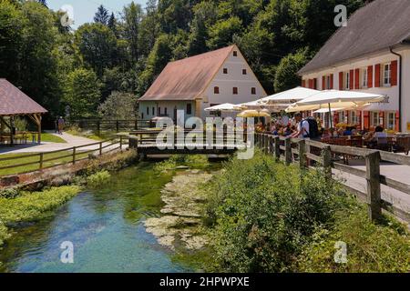 Mulino Wimsen sul corso del fiume Ach, Bannmuehle, sul giardino ristorante a destra con ombrelloni, Gasthof Friedrichshoehle, di fronte l'uomo Foto Stock