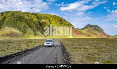 Strada sterrata, paesaggio con montagne, Pakgil, Islanda Foto Stock