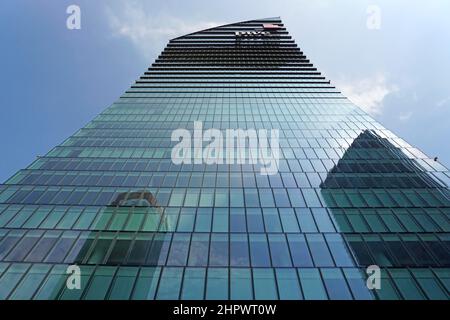 Sovrastante Torre PwC o PricewaterhouseCoopers di Daniel Libeskind, quartiere CityLife, Milano, Lombardia, Italia Foto Stock