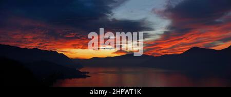 Tramonto, nuvole nel cielo notturno, tramonto sul Lago maggiore, Luino, Lombardia, Italia Foto Stock