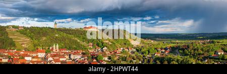 Panorama, vista su Freyburg con il castello di Neuenburg, nuvole scure e docce a pioggia sulla valle di Unstrut, Freyburg an der Unstrut, Sassonia-Anhalt Foto Stock