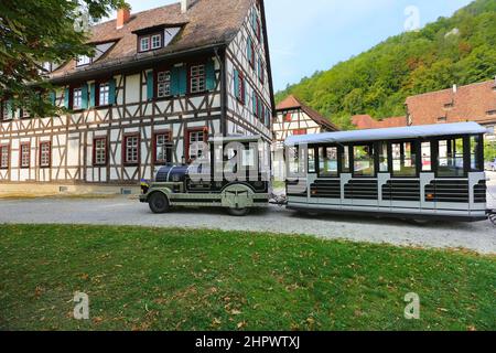 Blautopfbaehnle nel cortile del monastero, visita della città con Baehnle, Blaubeuren, Baden-Wuerttemberg, Germania Foto Stock