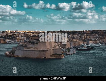 Malta: 03-09-2021: Vista al Porto Grande dai Giardini di Barrakka superiore nel giorno di mattina, Valletta, Malta. Foto Stock
