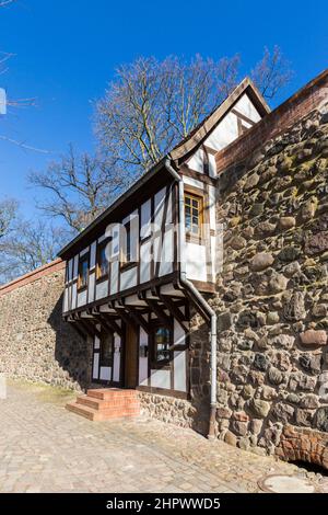 Wiek Casa lungo la cinta muraria medievale, Neubrandenburg, Meclemburgo-Pomerania Occidentale, Germania Foto Stock