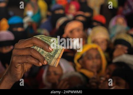 Dhaka, Bangladesh. 23rd Feb 2022. Commerciante presso una Trading Corporation of Bangladesh (TCB) camion che acquista beni sovvenzionati a Dhaka, Bangladesh. Credit: SOPA Images Limited/Alamy Live News Foto Stock