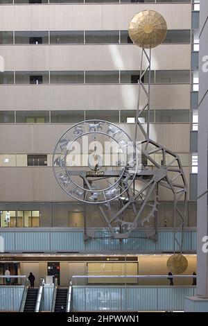 2022/02/22, Tokyo, in un giorno storico appena notato, l'orologio del pendolo di Seiko all'edificio Shinjuku NS ha mostrato 2:22 il 2022/02/22. L'orologio a pendolo Yukku-Rhythm costruito nel 1982 da Seikosha, era il più grande orologio a pendolo meccanico al mondo all'epoca. Con un'altezza totale di 29 m, una lunghezza del pendolo di 22,5 m e una lunghezza del quadrante di 7,2 m. Una ruota ad acqua alimenta l'orologio, e il pendolo completa un'oscillazione ogni 30 secondi. Questo meccanismo dà all'orologio un caratteristico ritmo lento che si trova all'origine del nome dell'orologio: Ritmo yukkuri (lento). (Foto di Michael Steinebach/AFLO) Foto Stock