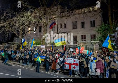 Londra, Regno Unito. 23rd febbraio 2022. Ucraini e sostenitori protestano nei pressi dell'Ambasciata della Federazione Russa a Londra occidentale, mentre le forze russe continuano ad occupare regioni dell'Ucraina orientale. PM Boris Johnson ha recentemente annunciato sanzioni britanniche contro la Russia, tra cui cinque banche russe e tre miliardari. Credit: Guy Corbishley/Alamy Live News Foto Stock