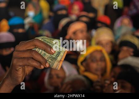 Dhaka, Bangladesh. 23rd Feb 2022. Commerciante presso una Trading Corporation of Bangladesh (TCB) camion che acquista beni sovvenzionati a Dhaka, Bangladesh. (Foto di MD Manik/SOPA Images/Sipa USA) Credit: Sipa USA/Alamy Live News Foto Stock