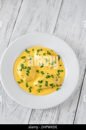 Quenelle - miscela di pesce cremato con salsa di Hollandaise Foto Stock