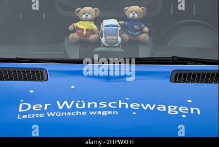 PRODUZIONE - 22 febbraio 2022, Hessen, Francoforte sul meno: "The Wünschewagen. Last Wishes dare' è scritto sul cofano del veicolo medicalmente equipaggiato dell'Arbeiter-Samariter-Bund (ASB). I 'Wünschewagen' dell'ASB sono sulla strada in tutti gli stati federali della Germania, portando ancora una volta i malati terminali nei luoghi che essi vogliono. Il progetto è stato lanciato nel 2014, e da allora i volontari sostenitori hanno fatto più di 2.000 desideri in tutta la Germania. Le campagne sono finanziate esclusivamente da donazioni. Foto: Arne Dedert/dpa Foto Stock